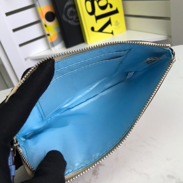 コーチ財布着用イメージ